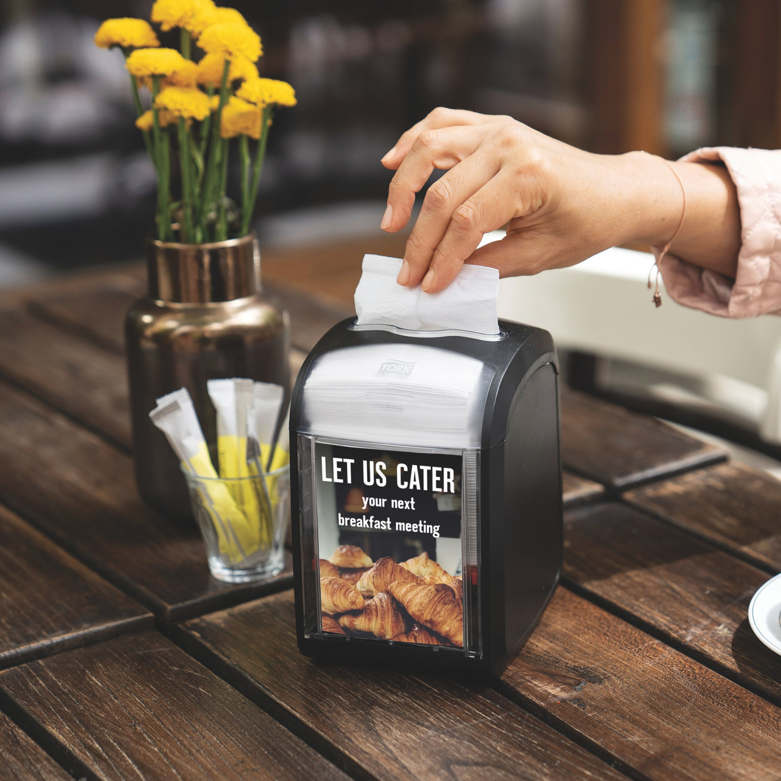 Стартовий набір Tork: переносний диспенсер Xpressnap Fit для барних серветок, чорний (на 168 серветок) + 2 упаковки серветок